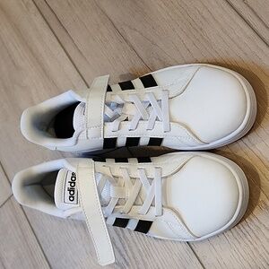 New kods Adidas court black size 2